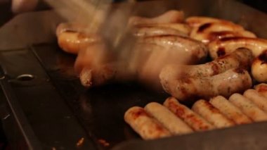 Cook sosis hazırlar.