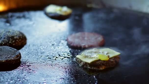 Hamburger auf der Straße kochen. — Stockvideo