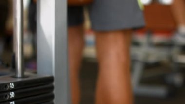 Spor salonunda ağır ağırlık kaldırma.