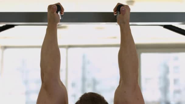 Campeón haciendo pull-ups . — Vídeos de Stock