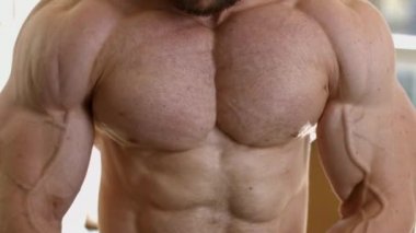 Kas gövde. Güçlü gövde mans.