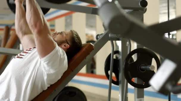 Sportowiec, poćwiczyć w siłowni. — Wideo stockowe