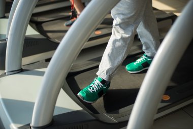 Spor salonunda koşu bandı.