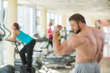 Atlet spor salonunda.