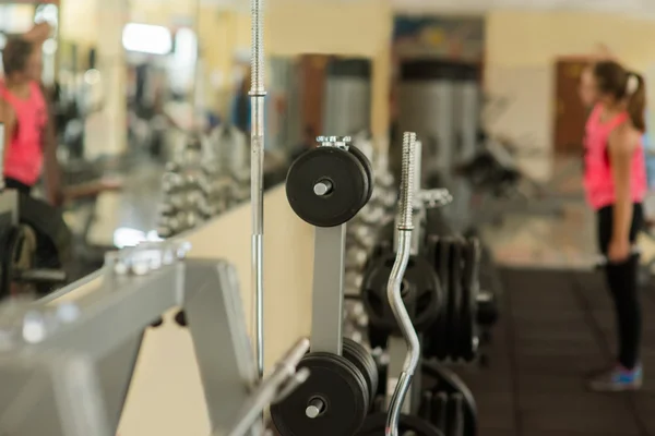 Chica haciendo ejercicio en el gimnasio . — Foto de Stock