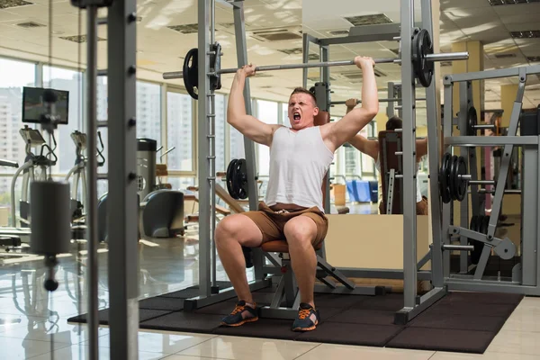 Tipo fuerte con barra . — Foto de Stock