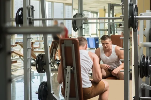 Unga bodybuilder i gym. — Stockfoto