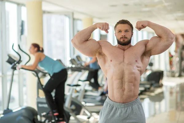 Muscular man in gym. — Stock Photo, Image