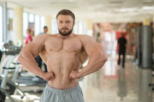 Muscular man in gym. — Stock Photo, Image