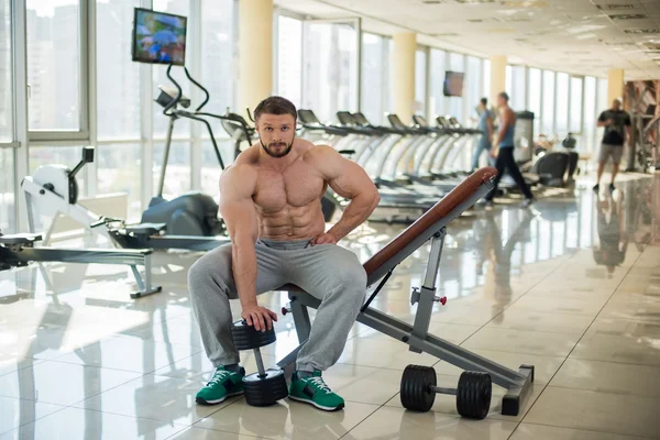 Sterke bebaarde man in gym. — Stockfoto
