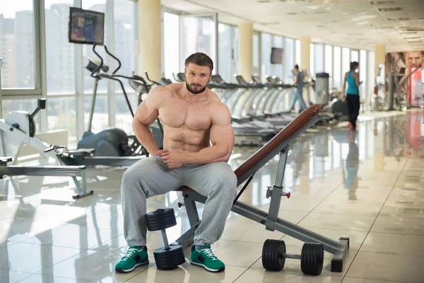 Sterke bebaarde man in gym. — Stockfoto