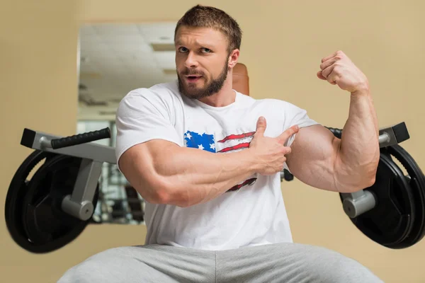Uomo forte con muscoli enormi . — Foto Stock