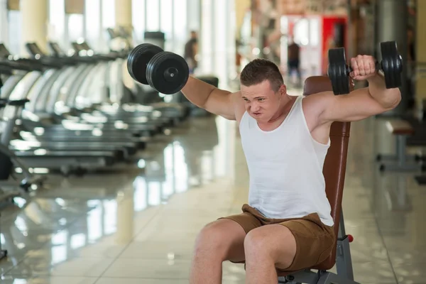 Guy trainen in de sportschool. — Stockfoto