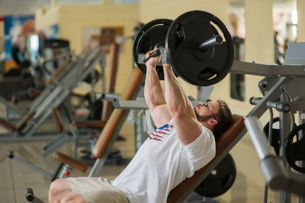 Atleta haciendo ejercicio en el gimnasio . — Foto de Stock