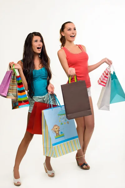 Twee mooie meisjes met shopping tassen. — Stockfoto