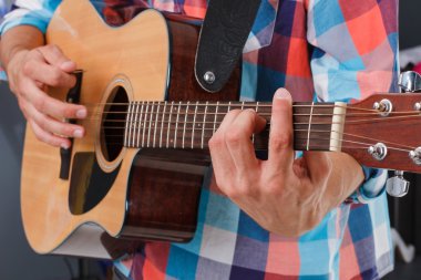 akustik gitar oynanan.