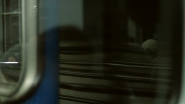 Elektrikli tren bir tünelde. Toplu taşıma.