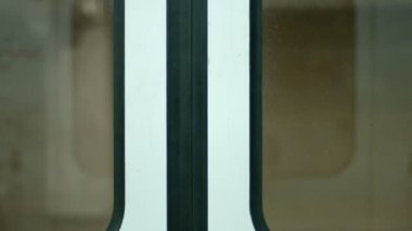 Metroda kapı kapanır.