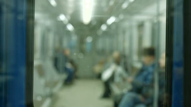 Люди едут домой в метро . — стоковое видео