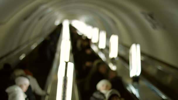 Menschen steigen auf die Rolltreppe. — Stockvideo