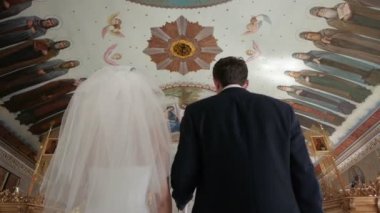 Gelin ve damat kilisede bir düğün töreninde.