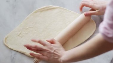 Kadın Yuvarlanan Hamur.