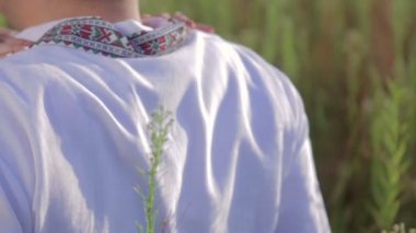 Otların arasında oturan severler.