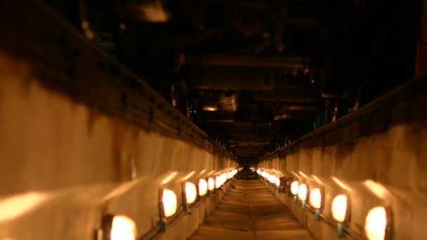 Lanterne illuminate a tunnel . — Video Stock