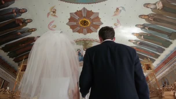 Mariés à l'église lors d'une cérémonie de mariage. — Video