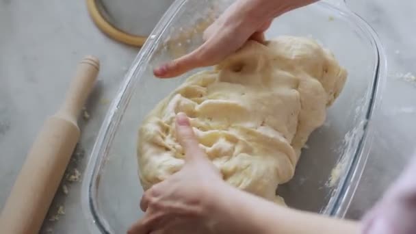 Mains pétrissant la pâte . — Video