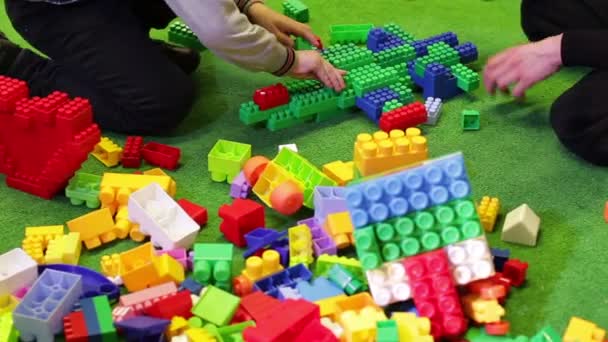 Kinderen spelen constructor. — Stockvideo
