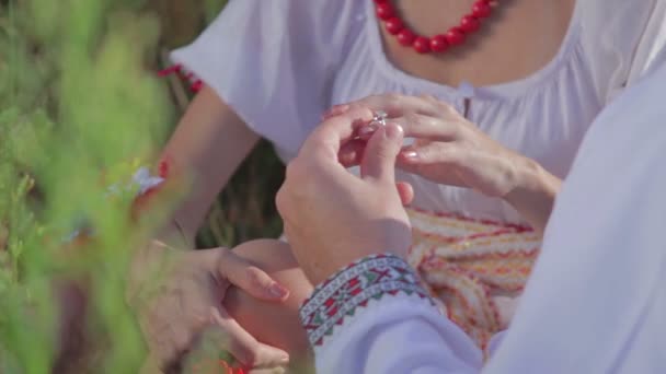 Guy doing the proposal for girl. — Stock Video