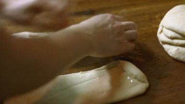 Ev hanımı kek pişiren.