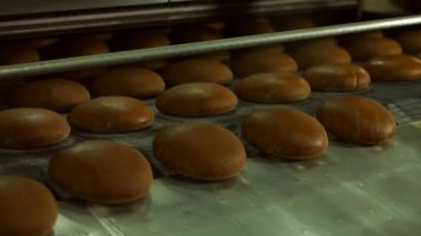 Fırıncılar ekmek fırında. Karanlık ekmek fırın.