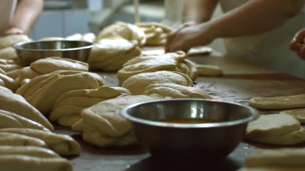 Bakers membuat roti . — Stok Video