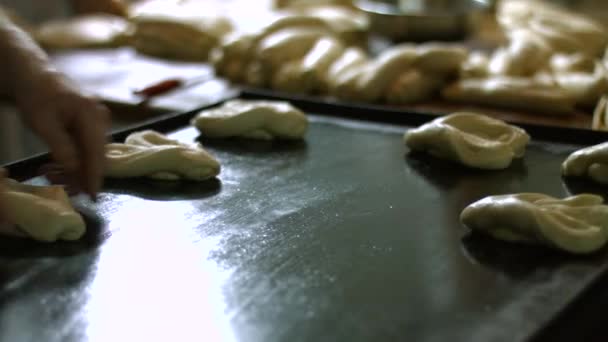 Cuire des petits pains au dessert . — Video