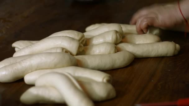 Las mujeres hornear pasteles . — Vídeo de stock