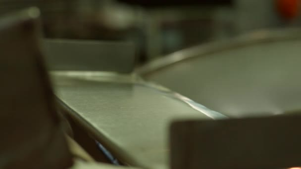 Pain frais sur le convoyeur .