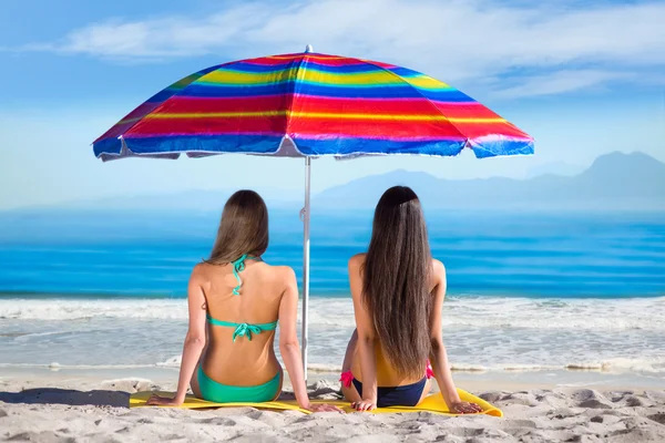 Niñas descansando en el mar . — Foto de Stock