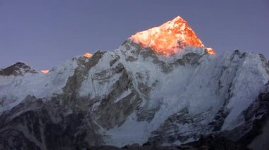 Günbatımı Himalayalar. Nuptse tepe. Nepal.
