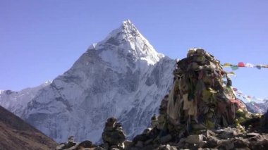 Thamserku tepe ve dua bayrakları Lungta (uçan at). Himalayalar. Nepal.
