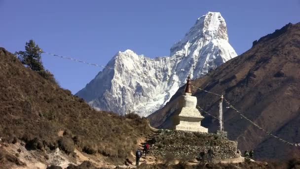 Stoepa (boeddhisme) op de Ama dablam achtergrond. Himalaya. Nepal. — Stockvideo