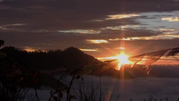 A háttérben a napfelkeltét a Himalája Lungta — Stock videók