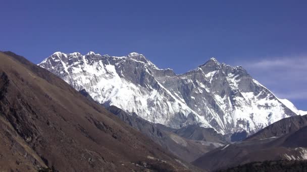 洛子峰墙在喜马拉雅山中的视图。尼泊尔. — 图库视频影像