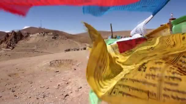 Tibet Lungta (atları uçan) dua bayrakları. — Stok video