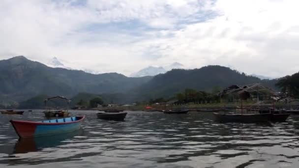 Barcos no lago Pheva em Pokhara. Nepal . — Vídeo de Stock