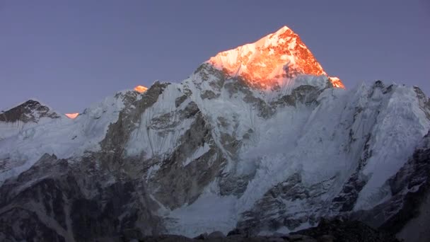 Zonsondergang in de Himalaya. Nuptse piek. Nepal. — Stockvideo
