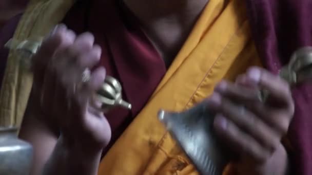 Монах воспевает мантры с тибетским буддийским колоколом и варджой — стоковое видео