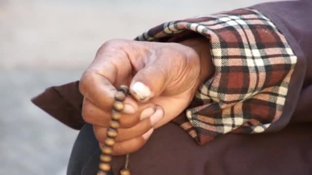 Peregrino tibetano cantando mantras y rosarios giratorios — Vídeo de stock