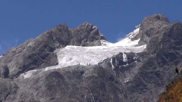 Zoom out view of the Rwenzori Mountains, Uganda — Stock Video